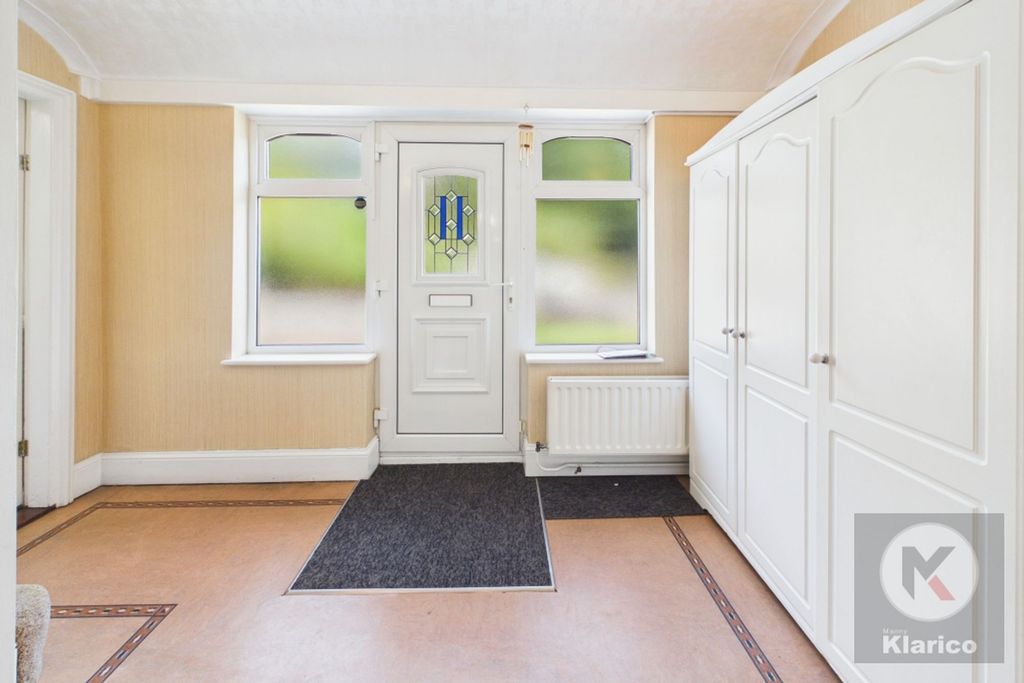 Property photo 3 of 20 Hall
