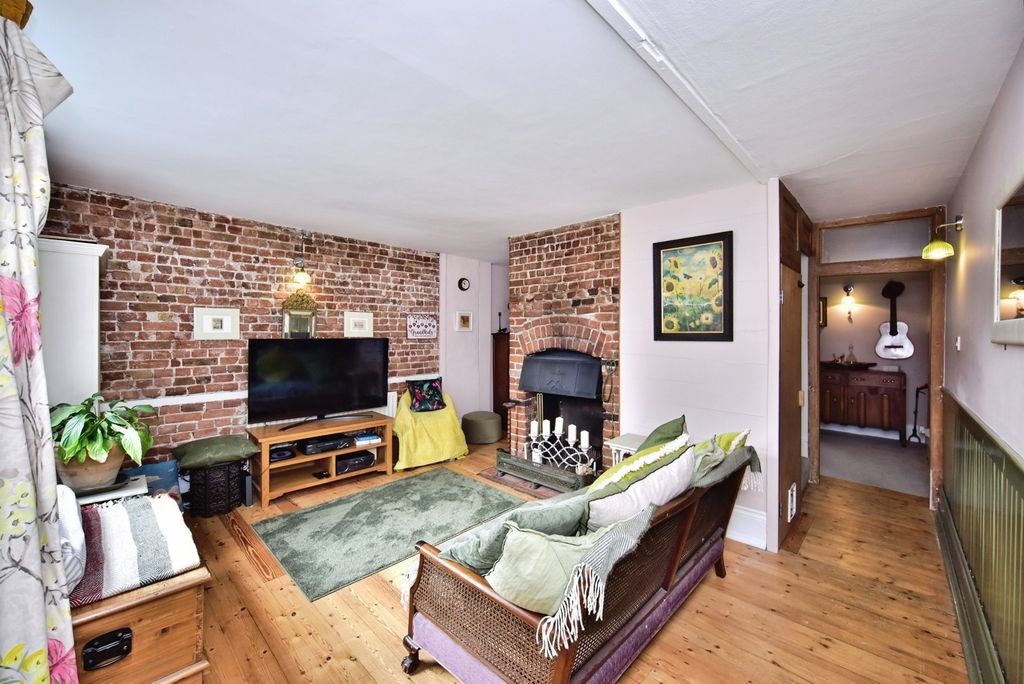 Property photo 2 of 18 Sitting Room