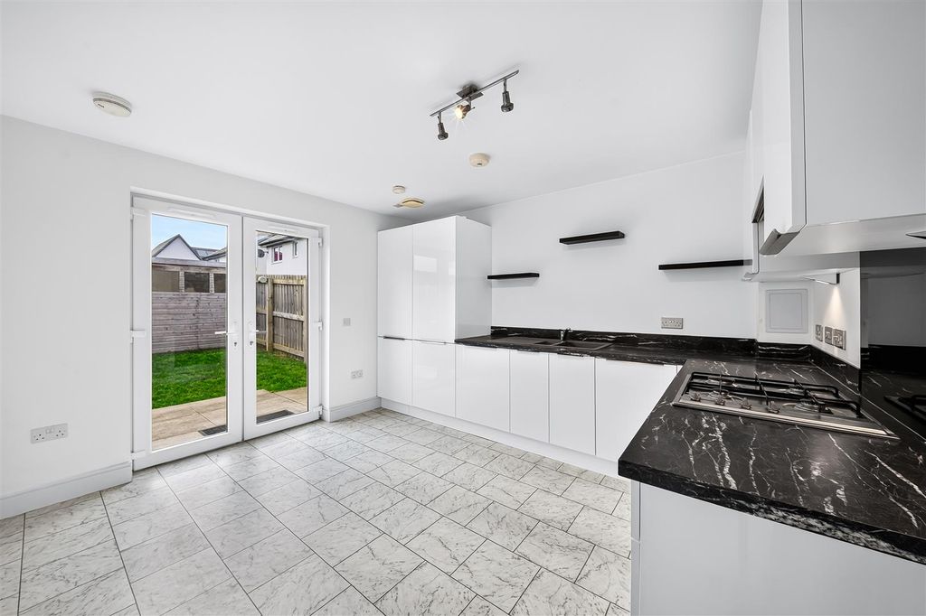 Property photo 3 of 19 Kitchen