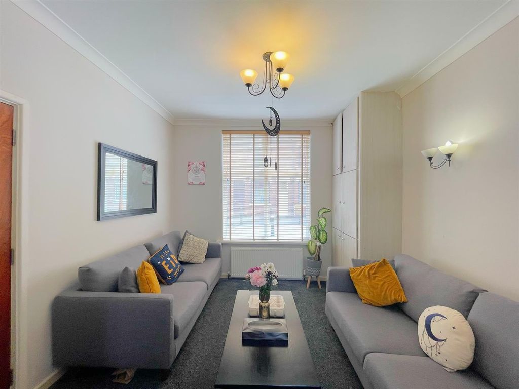Property photo 2 of 18 Sitting Room