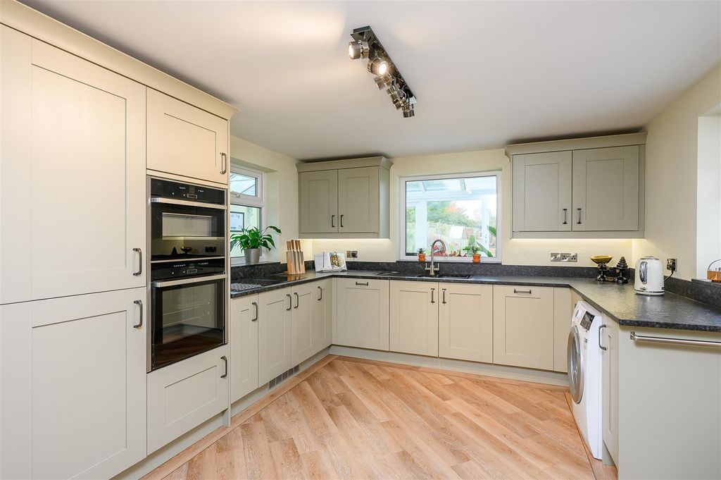 Property photo 2 of 19 Kitchen