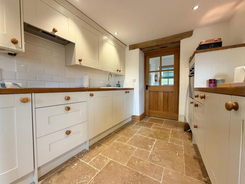 Property photo 3 of 10 Kitchen