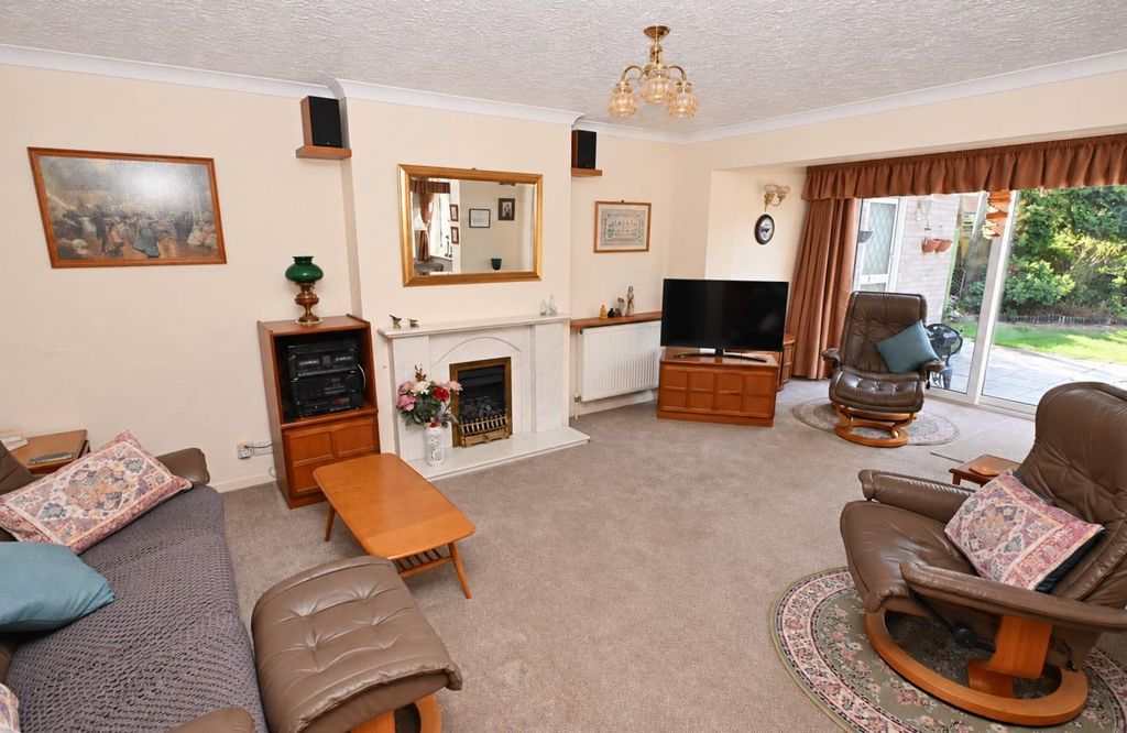 Property photo 2 of 16 Lounge