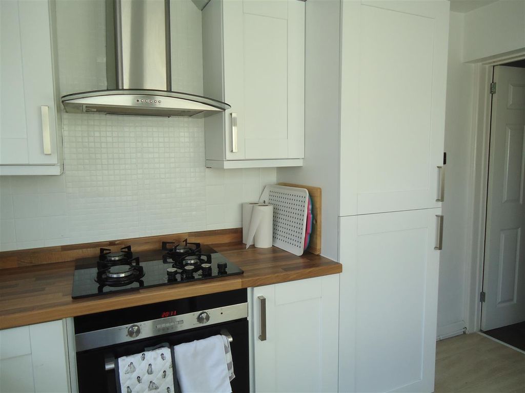 Property photo 2 of 11 Kitchen