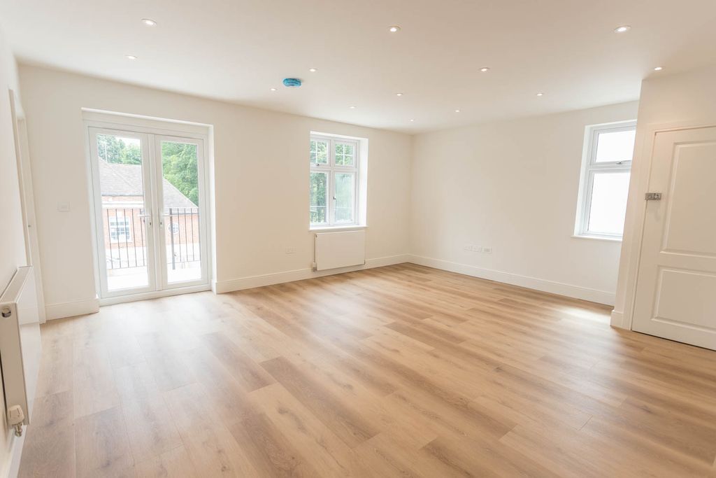 Property photo 3 of 12 Lovely Living Space
