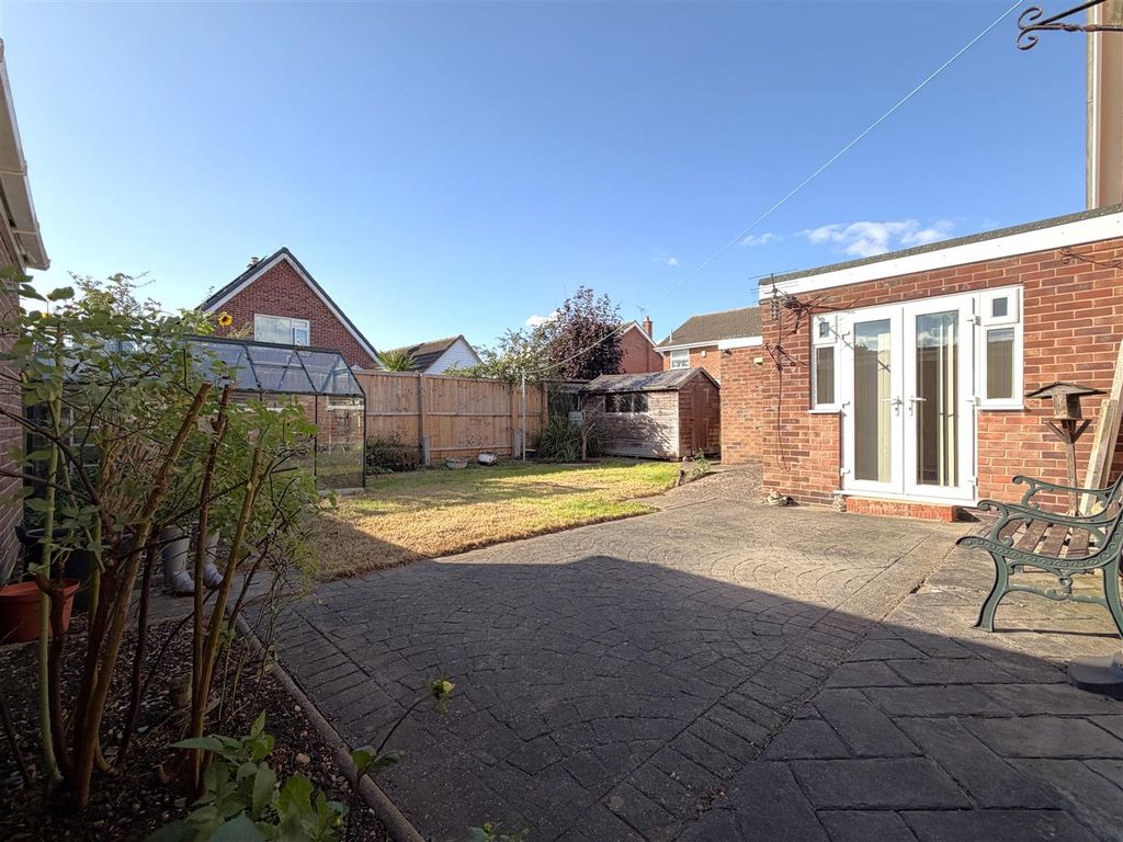 Property photo 3 of 16 Lovely Enclosed Garden 026