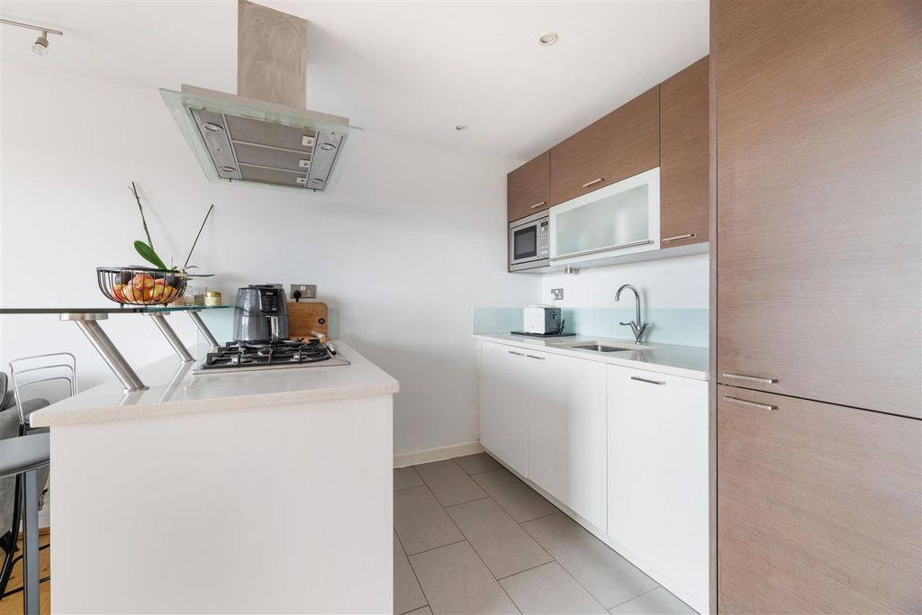 Property photo 2 of 26 Queen Mary Avenue, E18