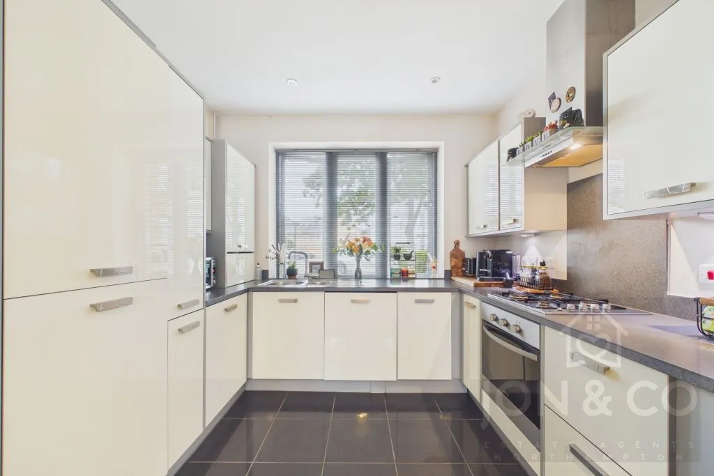 Apartment in Upton, St Crispin's - More