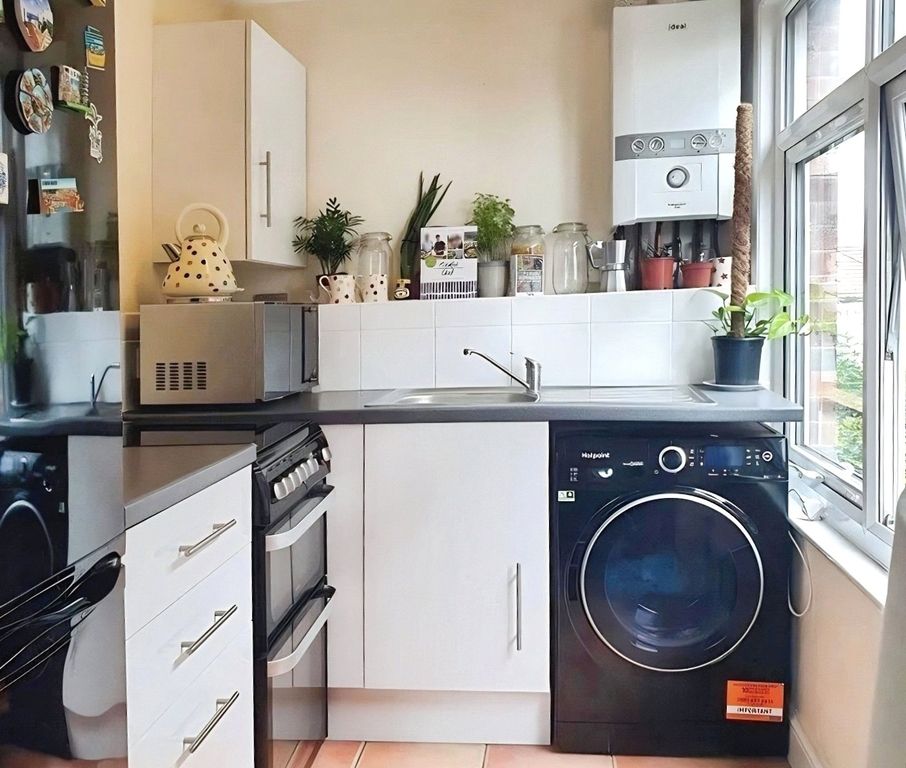 Property photo 3 of 7 Kitchen