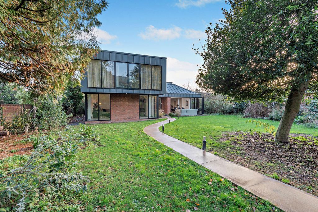 Property photo 1 of 46 8672880-Exterior05-800