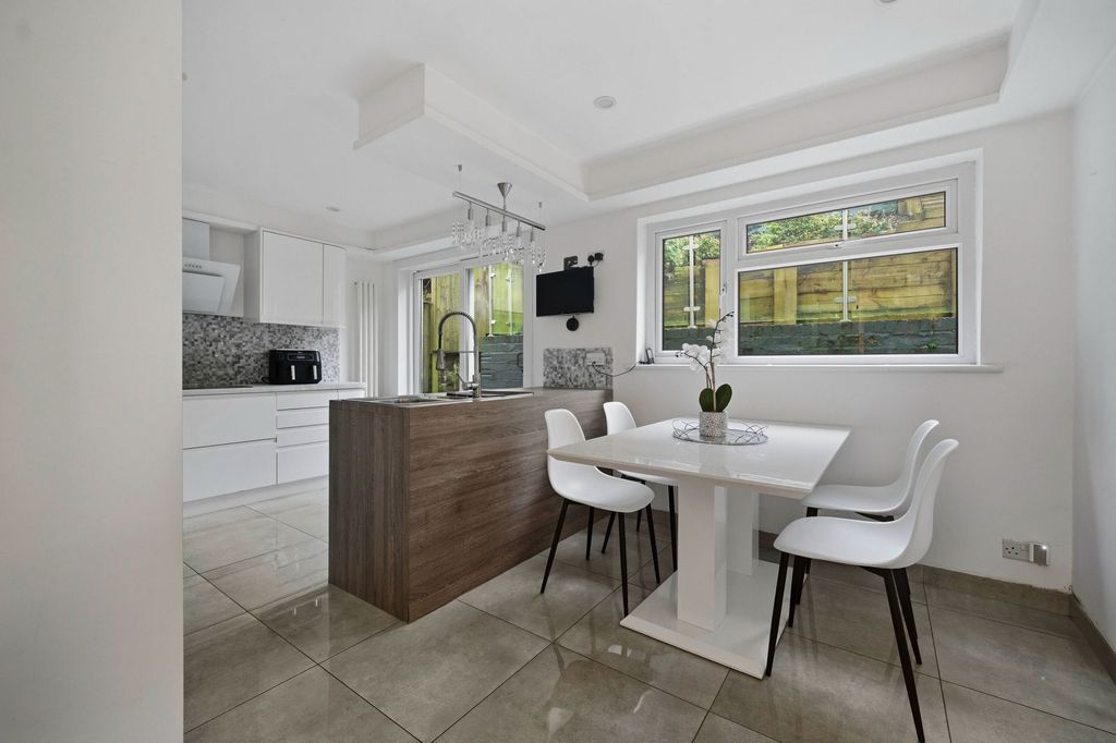 Property photo 2 of 34