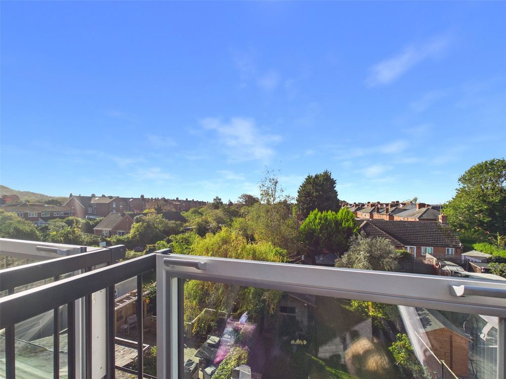 Property photo 2 of 33 Picture No. 04