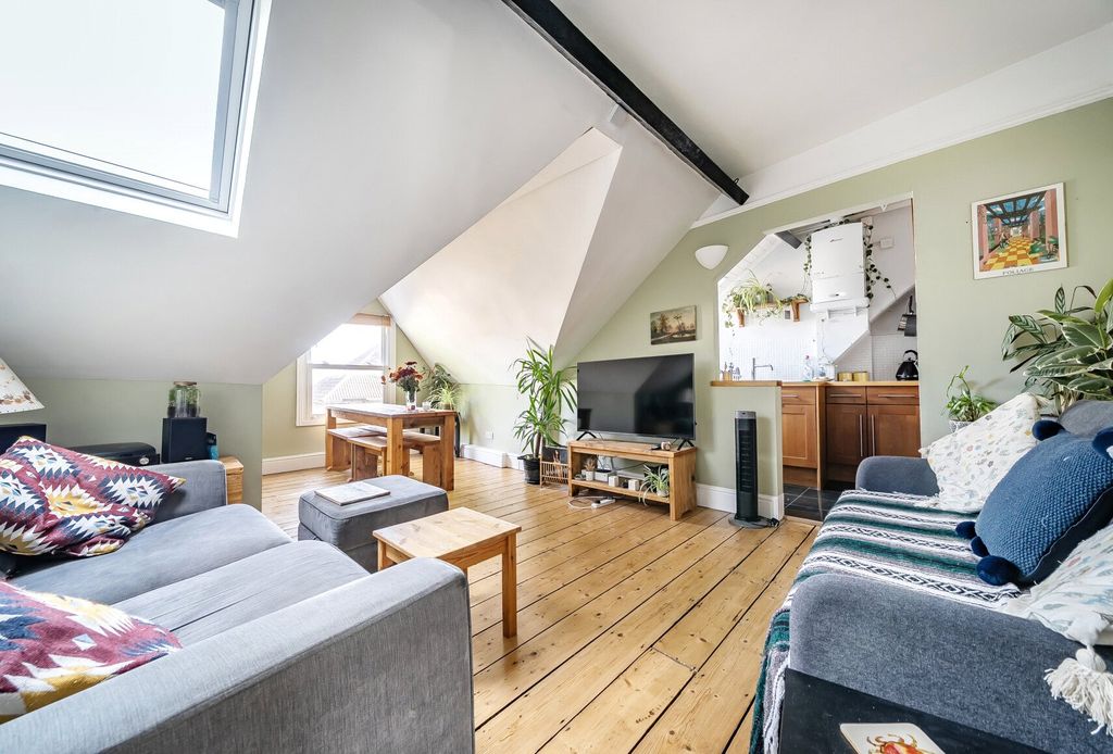 Property photo 3 of 15 1349476-10-68c840...