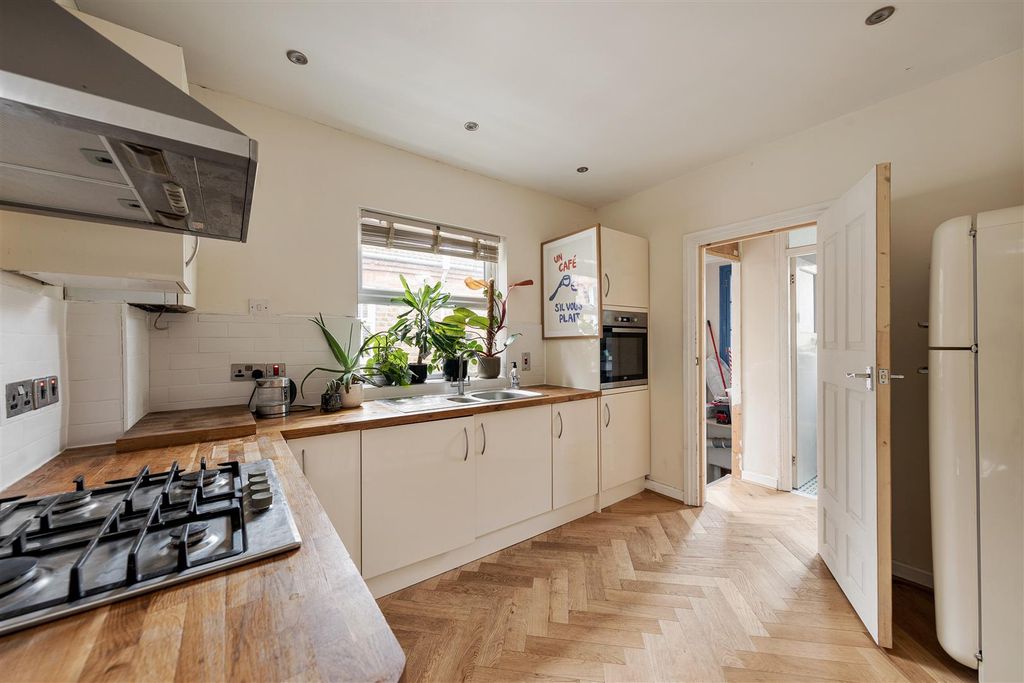 Property photo 3 of 24 Edward Road E17