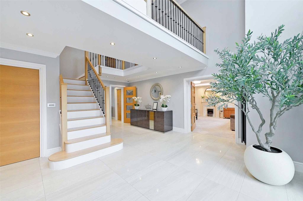Property photo 3 of 24 Entrance Hall