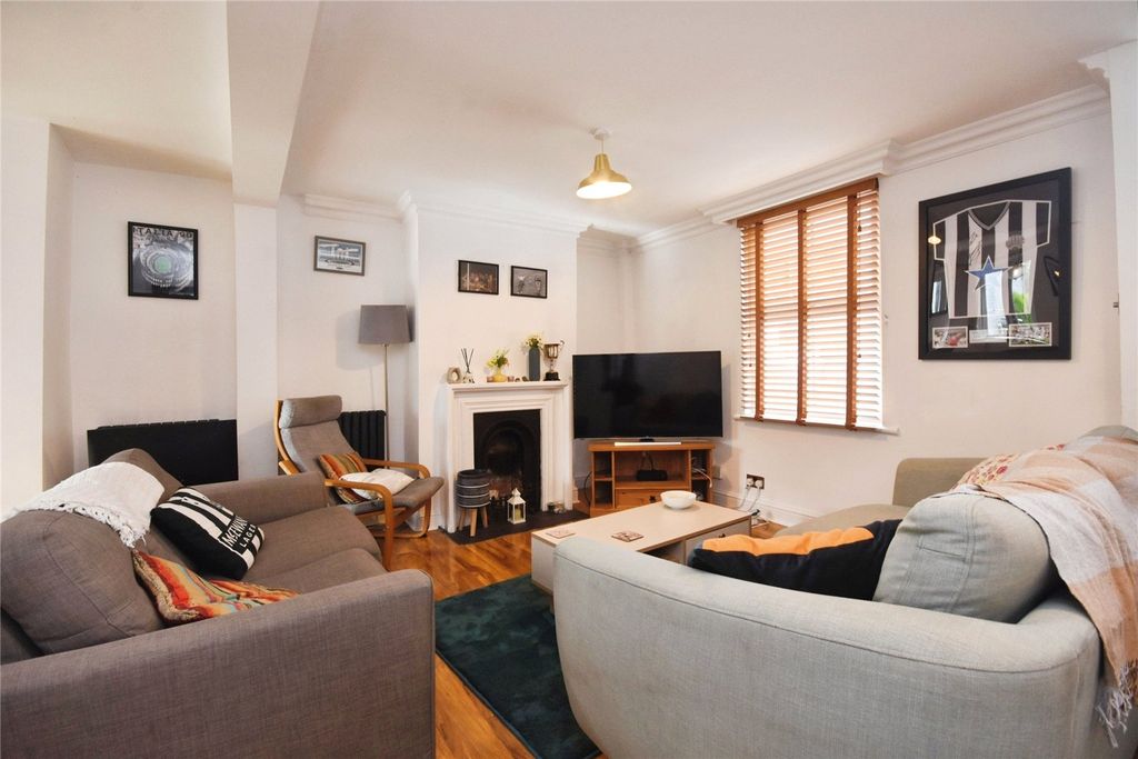 Property photo 1 of 14 Lounge