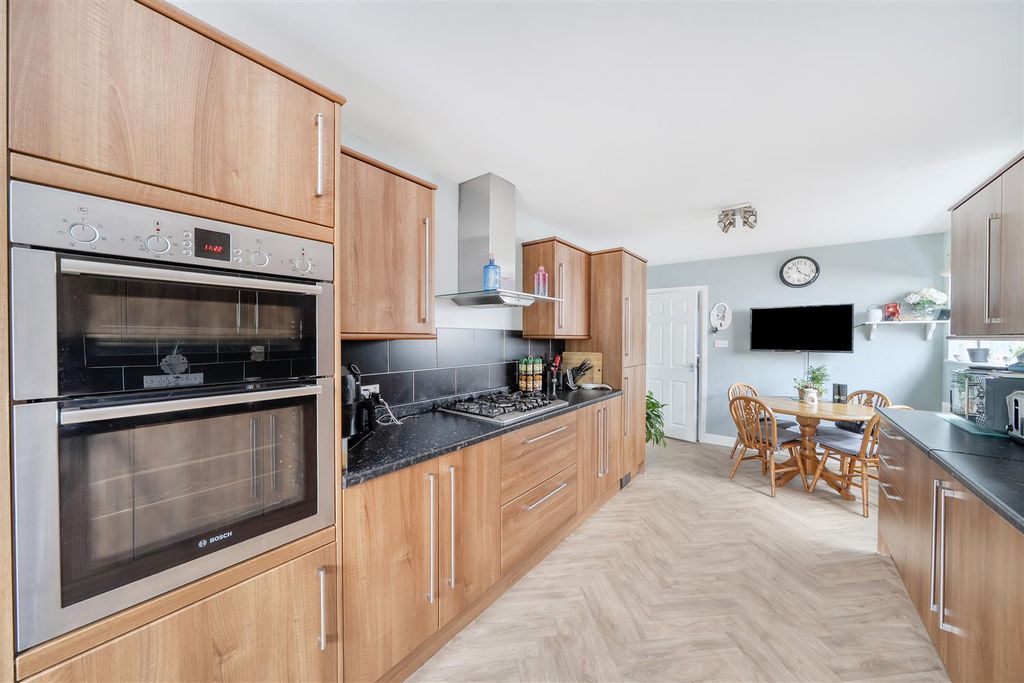 Property photo 2 of 14 Links Way - Kitchen.Jpg