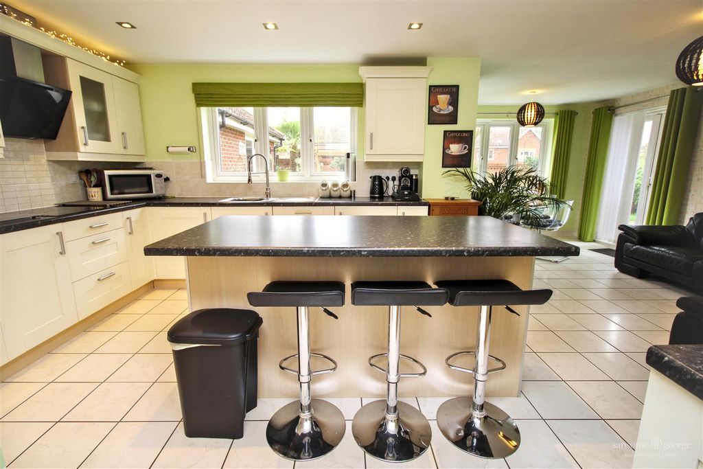 Property photo 3 of 28 Kitchen