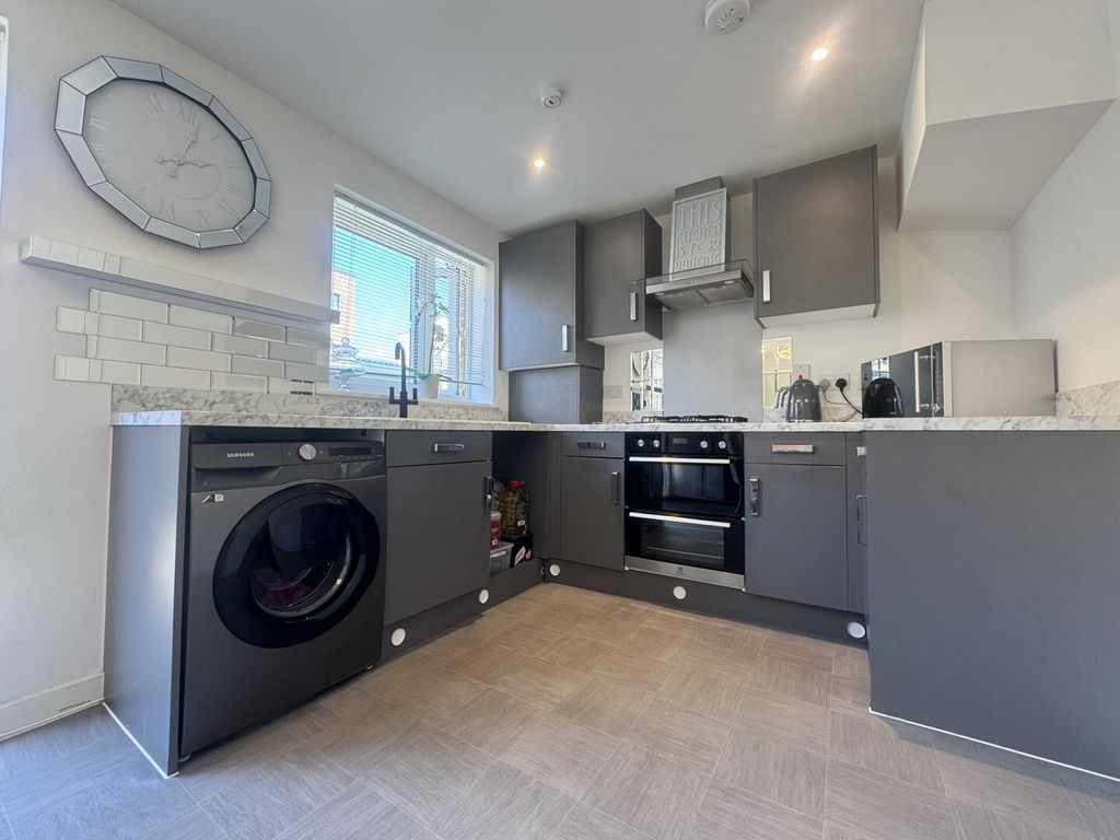 Property photo 2 of 33
