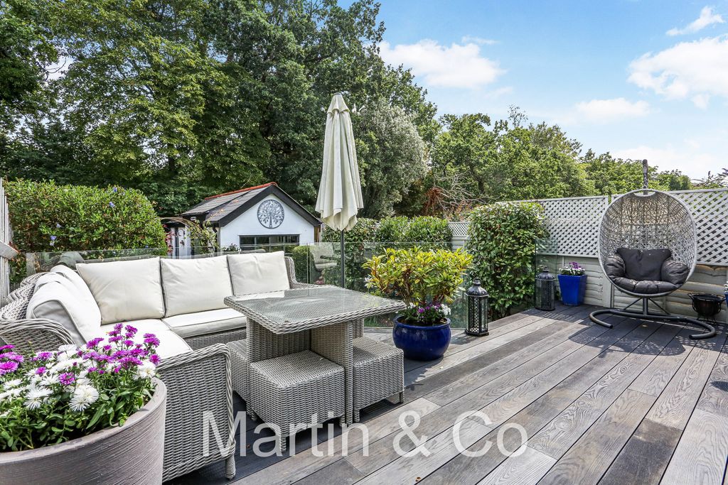 Property photo 3 of 30 1520936670 - 25 Hurstcourt Road, Sm1 - 24