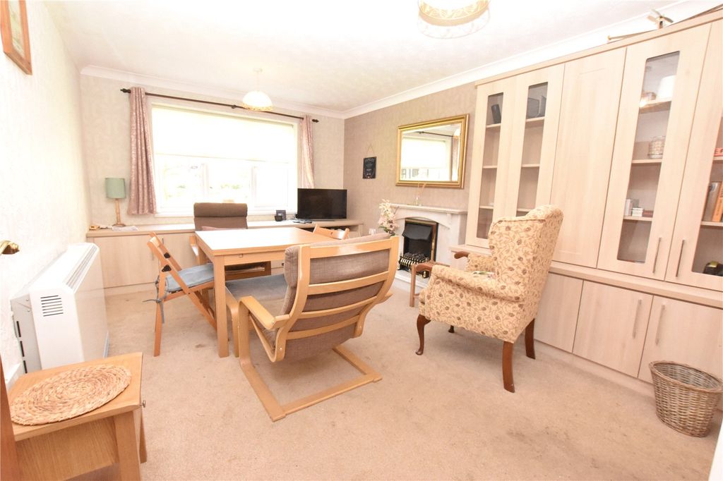 Property photo 2 of 17 Lounge