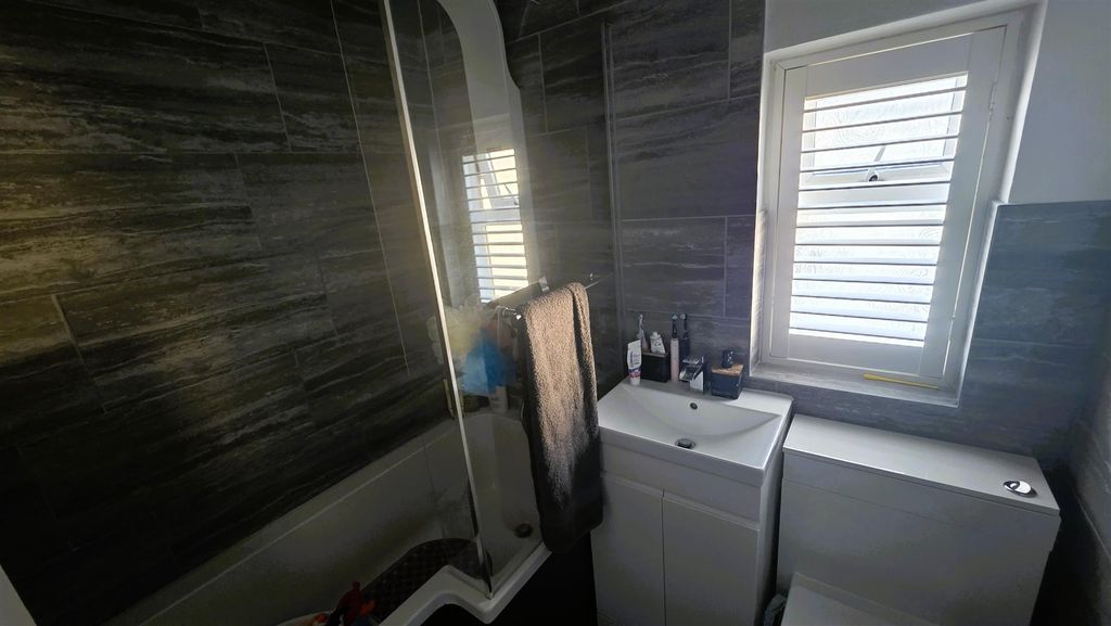 Property photo 3 of 17 Bathroom