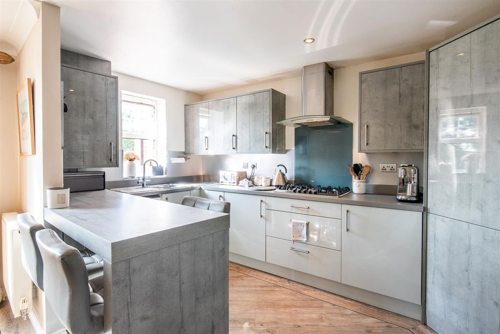 Property photo 3 of 19 Kitchen