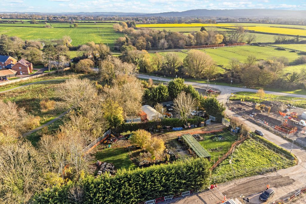 Property photo 2 of 11 100535_Storage Yard At Old Risborough Road2.Jpg