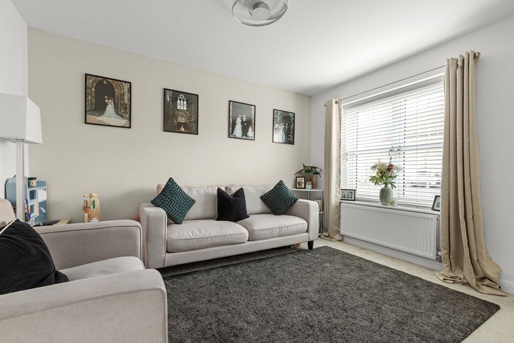 Property photo 3 of 14 Lounge