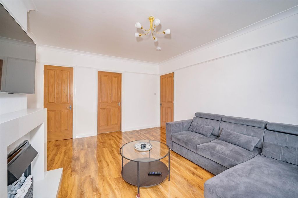 Property photo 3 of 11 42 Bruce Street Dundee-2.Jpg