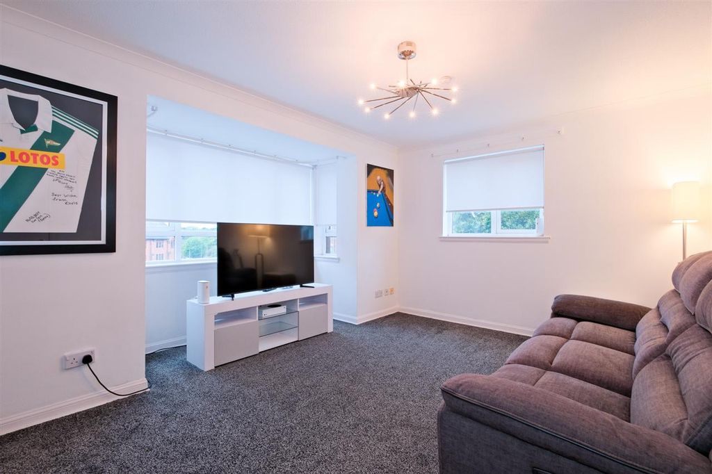 Property photo 2 of 19 Lounge