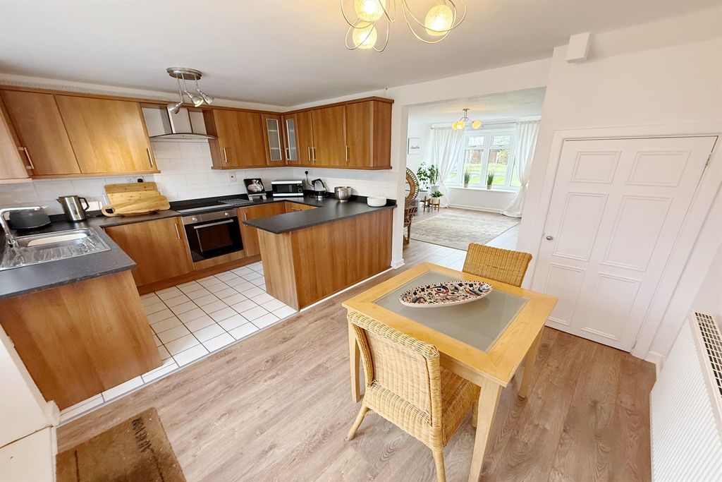 Property photo 2 of 16 Kitchen Diner