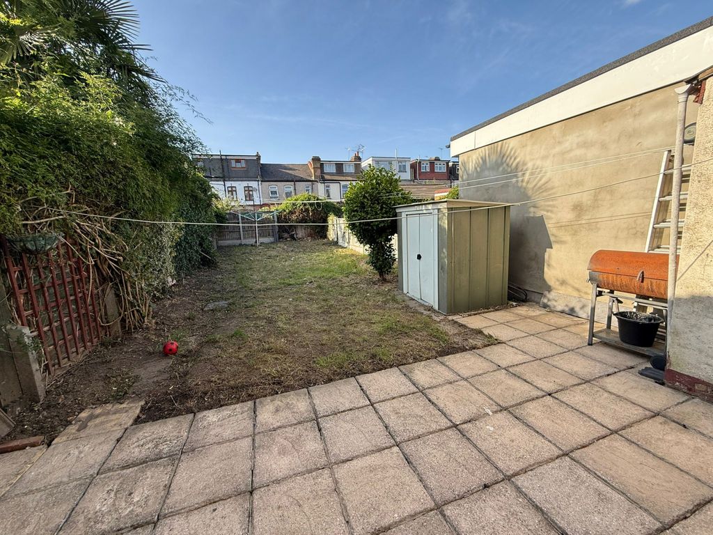 Property photo 1 of 13 Three Bedroom House Close To Seven King Station - Â£2600 Pcm