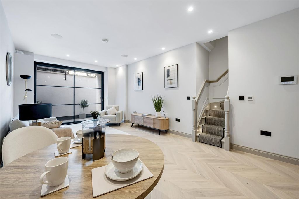 Property photo 3 of 16 Flat 1, 63, Gordon Road-4.Jpg