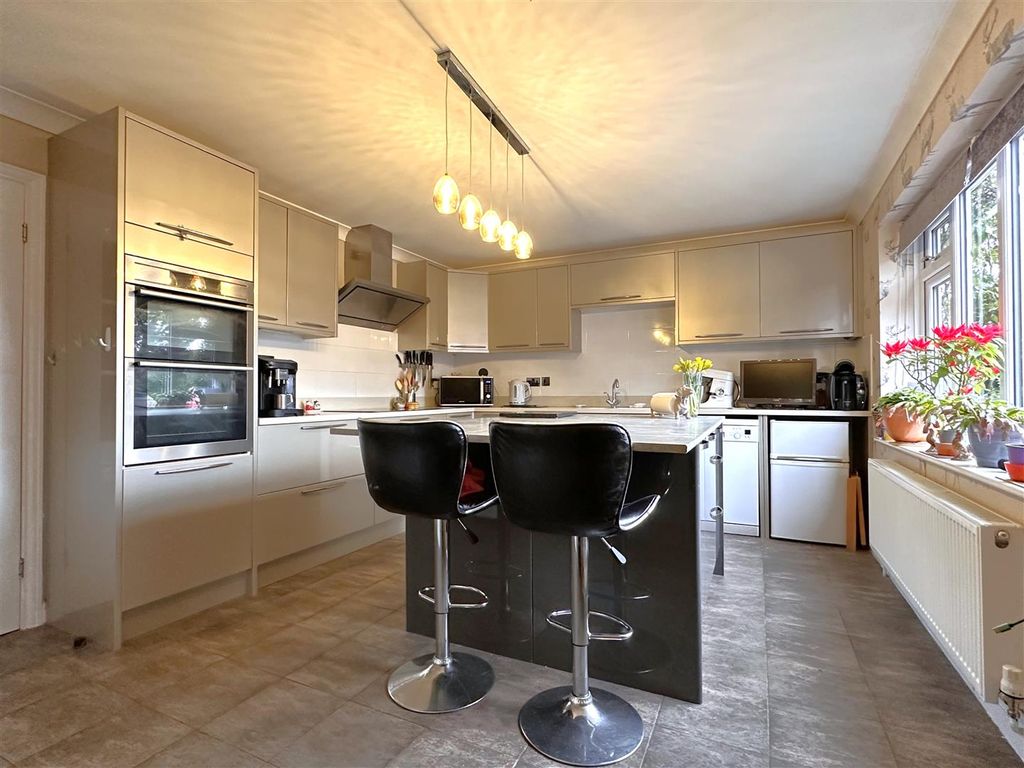 Property photo 2 of 27 Superb Dining Kitchen 713