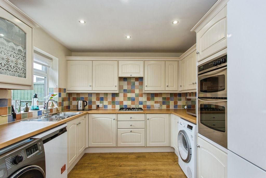 Property photo 3 of 18 Kitchen