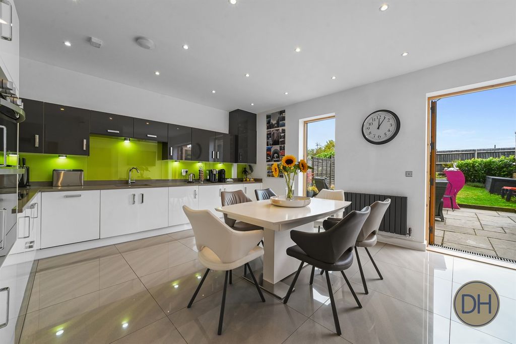 Property photo 3 of 24 Sparrowhawk Way