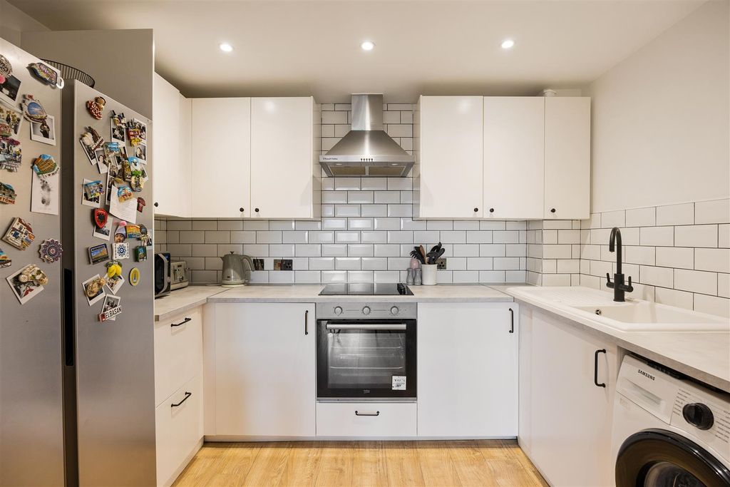 Property photo 3 of 21 Connington Crescent, E4 6Lw