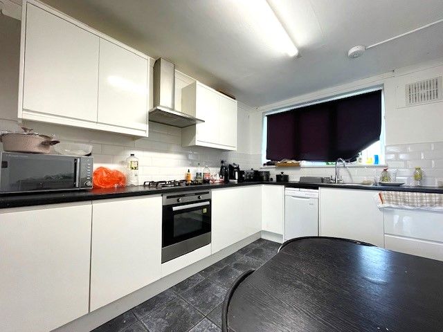 Property photo 3 of 6 Kitchen