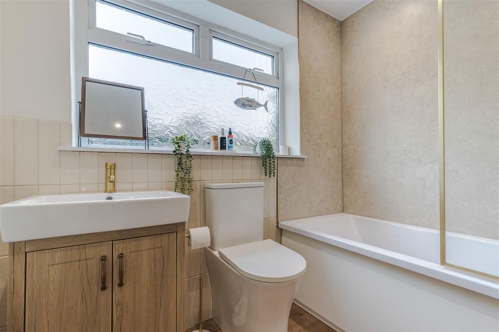 Property photo 3 of 17 Bathroom