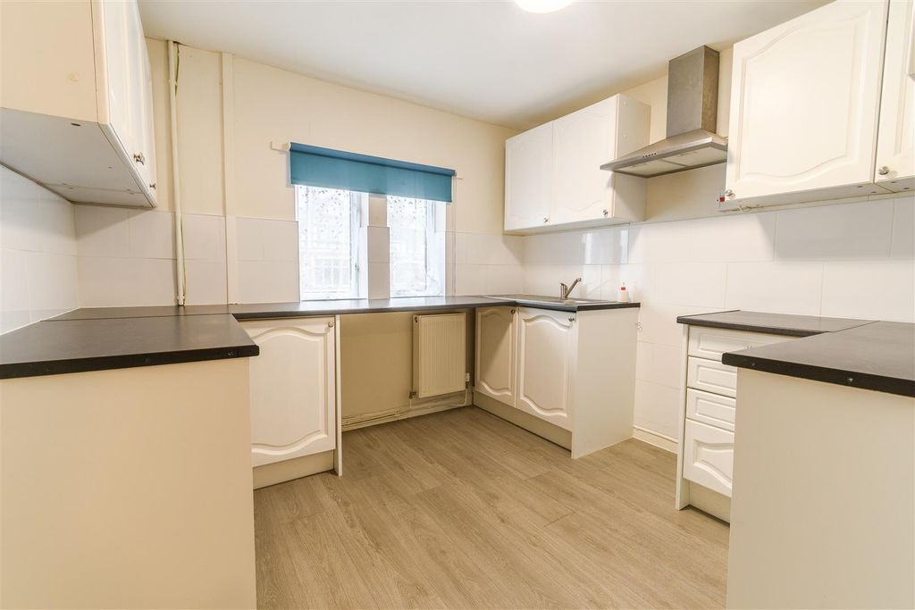 Property photo 3 of 19 Kitchen