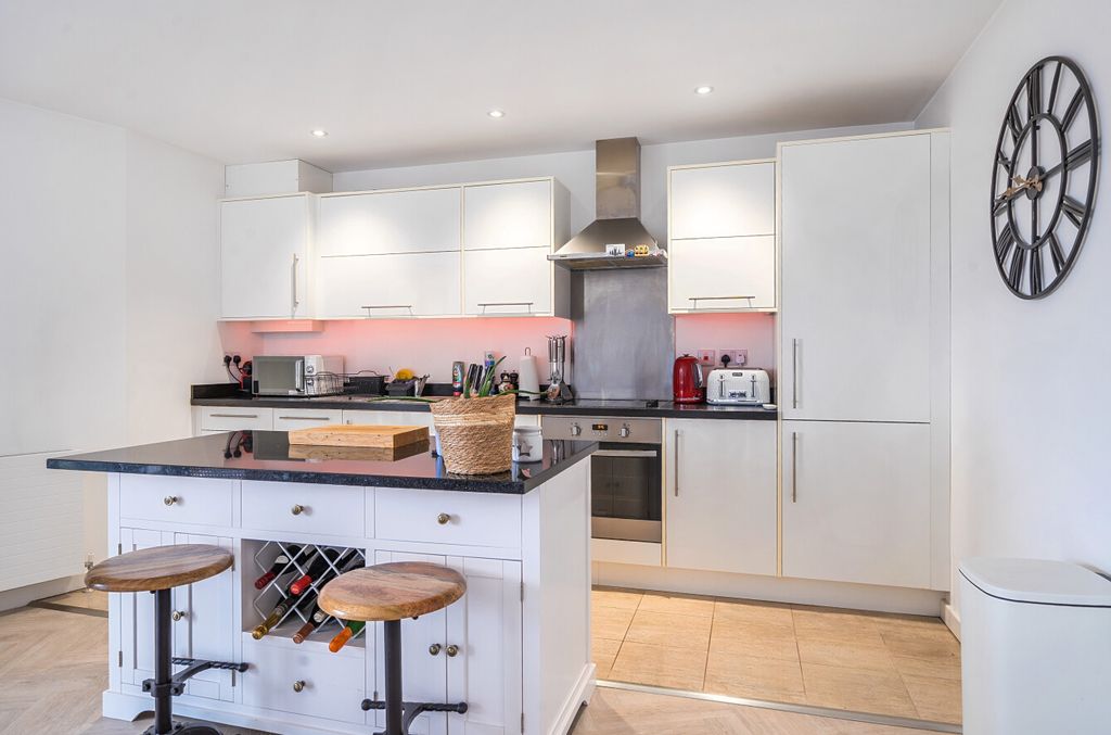 3 bed flat for saleNorth Walk, Barnstaple, Devon EX31 photo 3