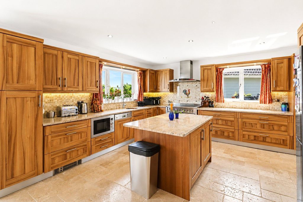 Property photo 2 of 43 Picture No. 13