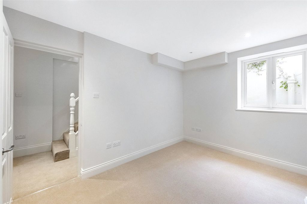 Property photo 3 of 15 Picture No. 18