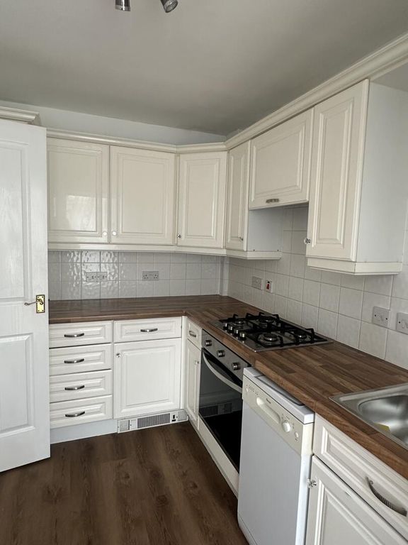 Property photo 3 of 9 Kitchen