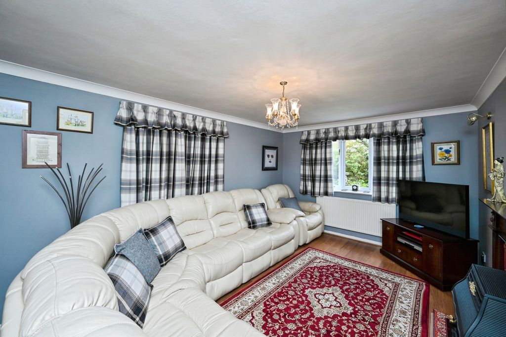 Property photo 3 of 28 Living Room