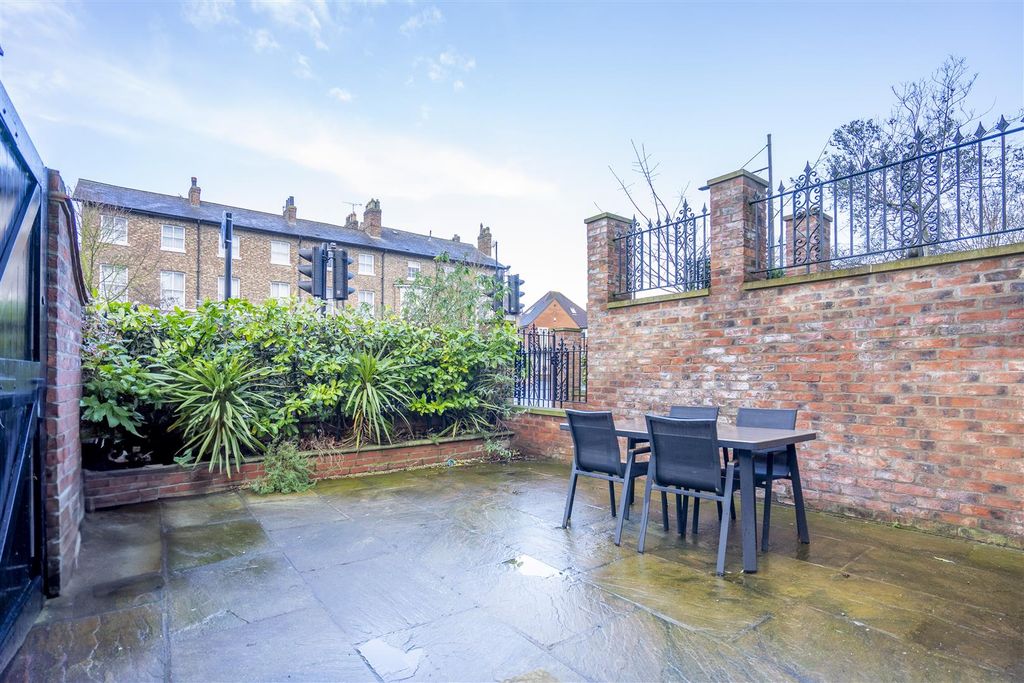 Additional image 14 of 2 bed town house to rentMount Vale, York YO24