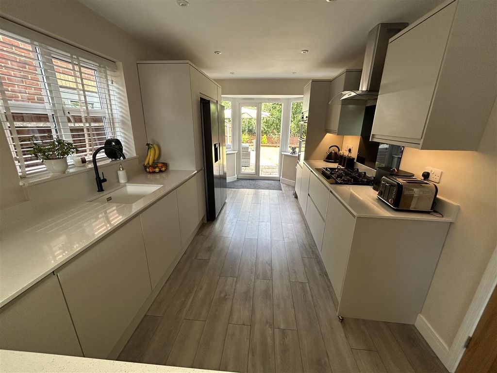 Property photo 3 of 14 Kitchen Area