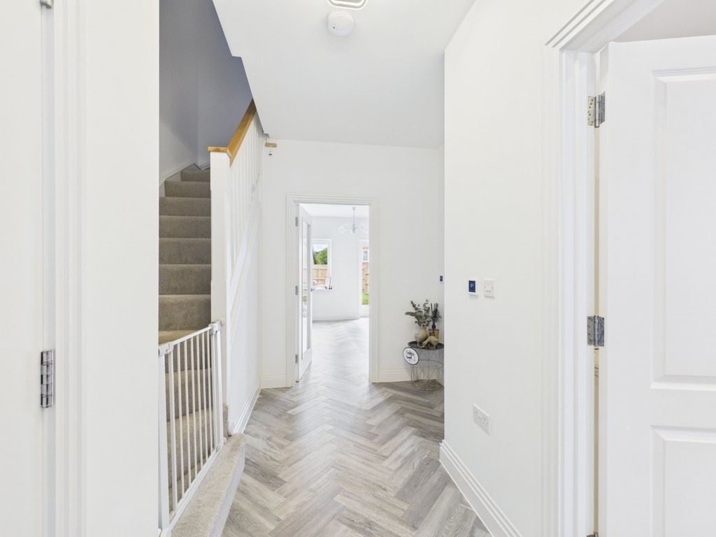Property photo 2 of 11 Hallway