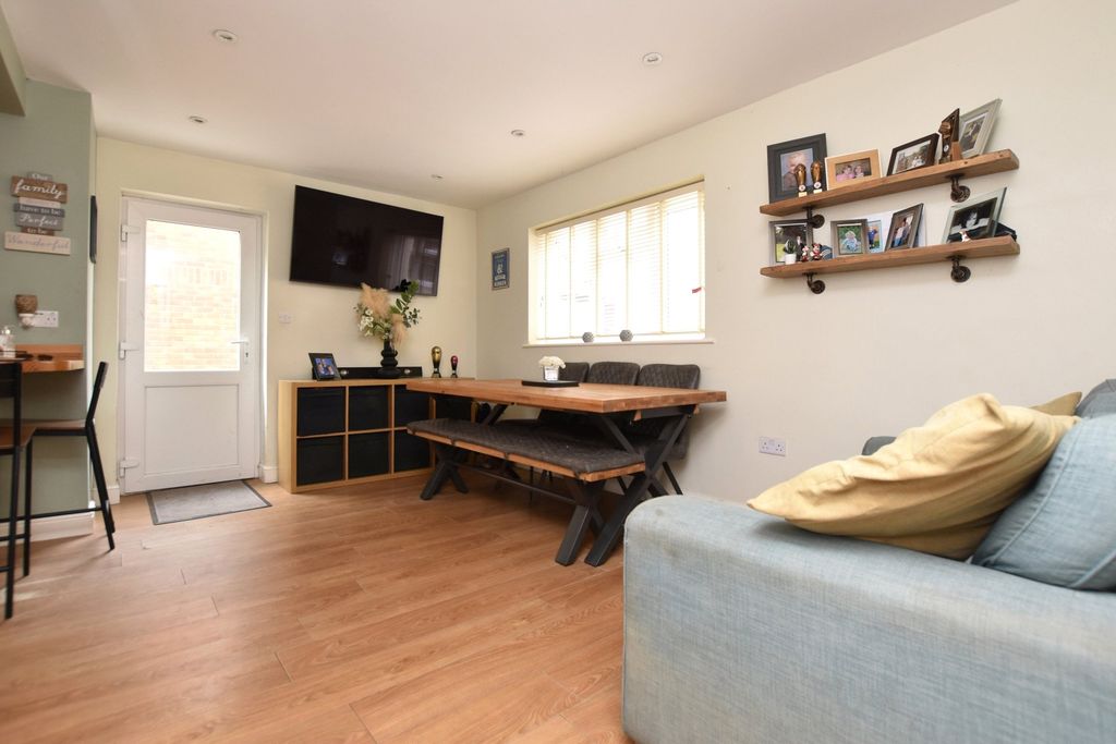 Property photo 2 of 18 Sitting Room